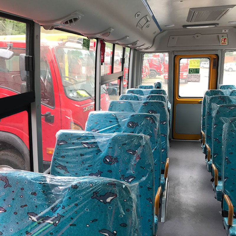 信陽市東風(fēng)幼兒校車 二手校車 校車玻璃  校車配件 19座校車 校車分期報價